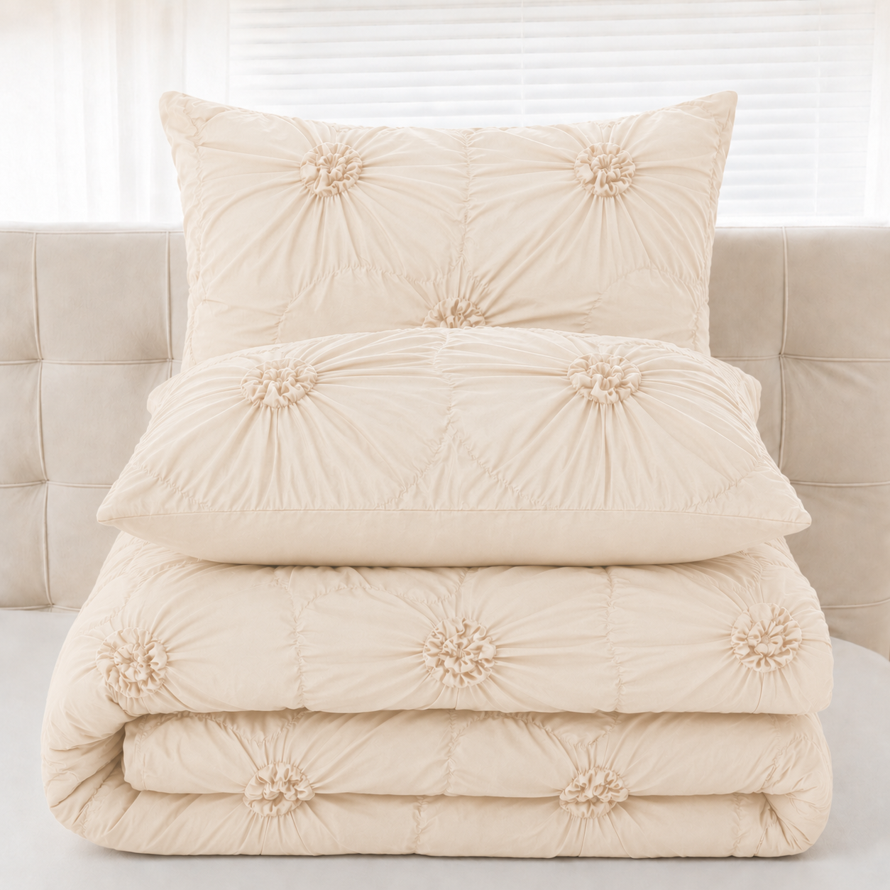 Parure de lit beige pliée avec housse de couette et taies assorties