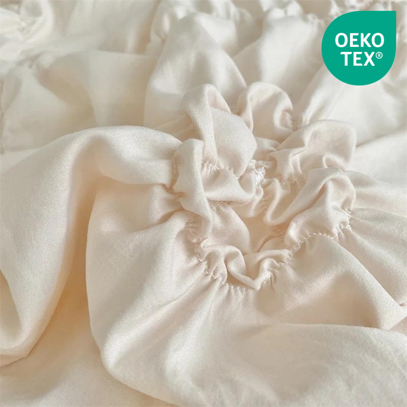 Détail du motif en relief de la housse de couette beige certifiée OEKO-TEX