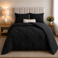 Housse de couette noire à fleurs en relief installée sur un lit