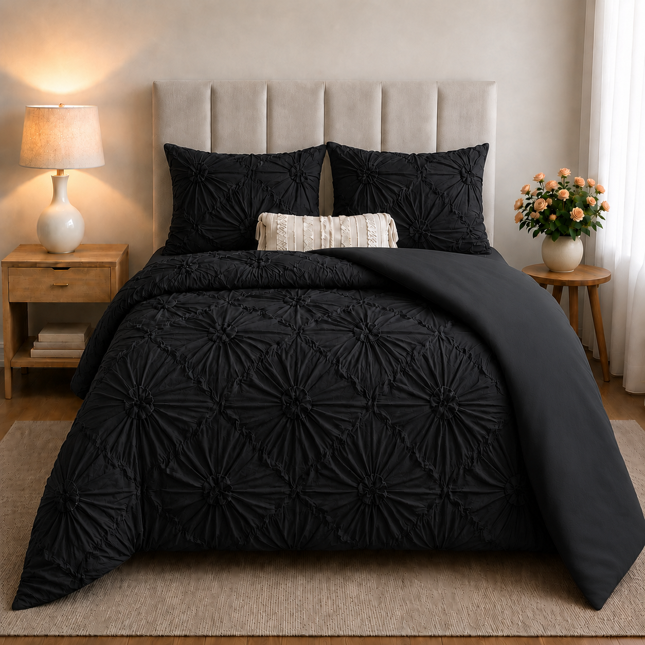 Housse de couette noire à fleurs en relief installée sur un lit
